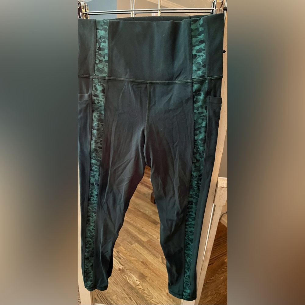 Athleta salutation stash pocket 7/8 tight